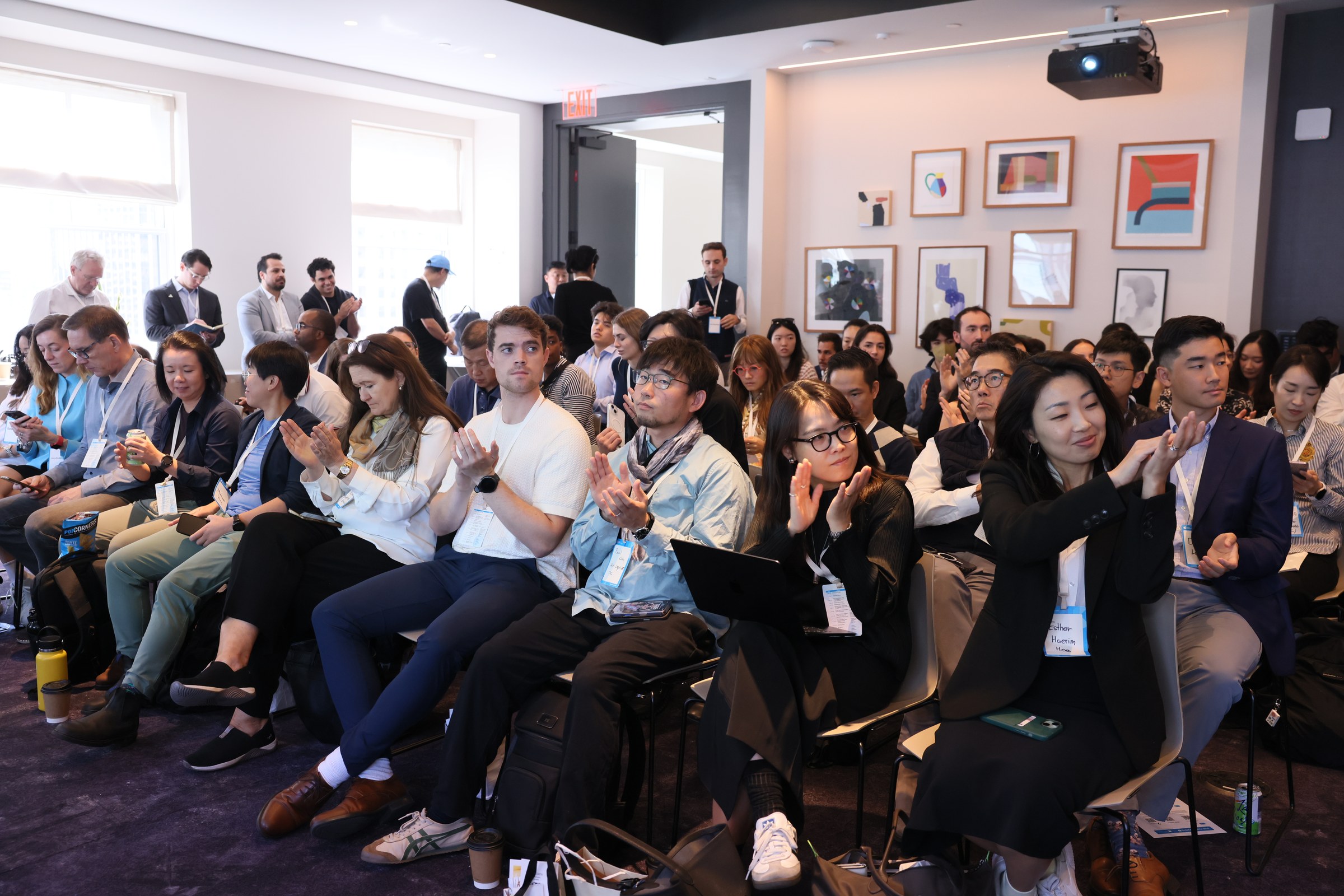 Audience members applauding at the 2025 Korea Climate Tech Summit